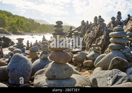 Pietre su una spiaggia tra Cairns e Port Douglas, Australia, Queensland Foto Stock