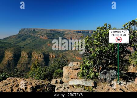 Cartello di divieto dei droni nella Riserva Naturale del Blyde River Canyon, Sud Africa, Riserva Naturale del Blyde River Canyon, Graskop Foto Stock