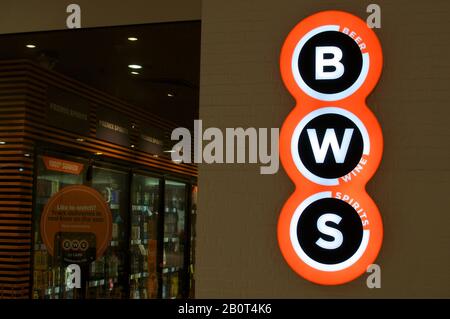 Brisbane, Queensland, Australia - 26th Gennaio 2020 : BWS Illuminato (birra - vino - Distillati) segno appeso di fronte ad un ingresso del negozio a Brisbane. B Foto Stock