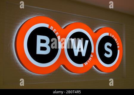 Brisbane, Queensland, Australia - 26th Gennaio 2020 : BWS Illuminato (birra - vino - Distillati) segno appeso di fronte ad un ingresso del negozio a Brisbane. B Foto Stock