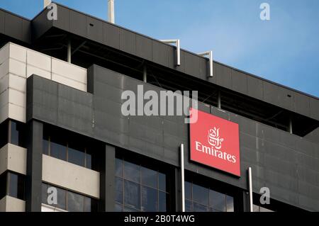 Brisbane, Queensland, Australia - 26th Gennaio 2020 : logo Emirates Airlines appesi sulla cima di un edificio di Brisbane. Emirates è un a di proprietà dello stato Foto Stock