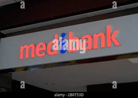 Brisbane, Queensland, Australia - 26th Gennaio 2020 : Vista del logo Medibank appesa di fronte all'entrata del negozio a Brisbane. Medibank è un Aust Foto Stock