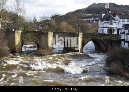 Il fiume Dee a Llangollen, un torrente gonfio che scorre attraverso la città. Foto Stock