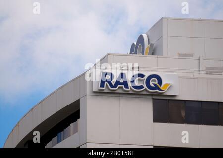 Brisbane, Queensland, Australia - 26th Gennaio 2020 : logo RACQ (Royal Automobile Club of Queensland) appesi sulla cima di un edificio a Brisbane. RA Foto Stock