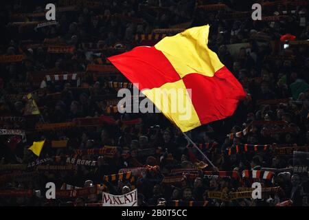 I tifosi ROM mostrano le loro bandiere durante la UEFA Europa League, partita di calcio a 32 1st tra AS Roma e KAA Gent il 20 febbraio 2020 allo Stadio Olimpico di Roma, Italia - Foto Federico Proietti/ESPA-Images Foto Stock