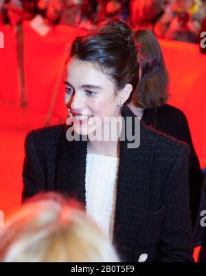 Berlino, Germania. 20th Feb, 2020. 70th Berlinale. Gala di apertura: Attrice Margaret Qualley alla cerimonia di apertura del Festival Internazionale del Film. Il Berlinale si apre con il film 'anno mio Salinger'. Credito: Annette Riedl//Dpa/Alamy Live News Foto Stock