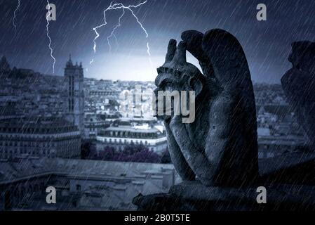 Notte delle piogge con temporale e fulmini sui Gargoyles di Notre Dame a Parigi Foto Stock
