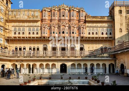 Retro del Palazzo dei Venti, Hawa Mahal, Jaipur, Rajasthan, India Foto Stock