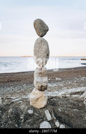 Le figure di pietre sulla spiaggia. Bellissime le figure di pietre sullo sfondo del mare. Foto Stock