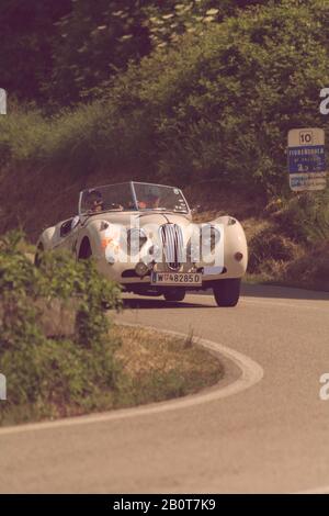 Pesaro COLLE SAN BARTOLO , ITALIA - 17 MAGGIO 2018 : JAGUAR XK 140 OTS 1955 su una vecchia auto da corsa in rally Mille miglia 2018 la famosa storica italiana Foto Stock