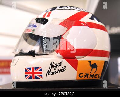 Un casco indossato dal pilota britannico Nigel Mansell in mostra al London Classic Car Show che ha aperto oggi a Olympia London, Regno Unito. Oltre 500 delle più belle automobili e marchi classici del mondo, del valore di £70 milioni, sono in mostra allo spettacolo che va dai tour vintage prima della guerra ad un concept car moderno. Lo spettacolo porta in circa 20.000 visitatori, che vanno da gravi teste di benzina a persone che amano solo veicoli belli e classici. Foto Stock