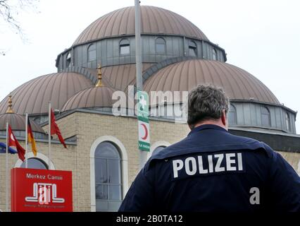 Duisburg, Germania. 21st Feb, 2020. Un poliziotto si trova davanti alla Moschea DITIB-Merkez prima della preghiera del venerdì. Il Ministro degli interni dell'NRW Reul (CDU) aveva ordinato di garantire i luoghi in cui molti cittadini musulmani soggiornano. Credito: Roland Weihrauch/Dpa/Alamy Live News Foto Stock