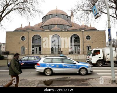 Duisburg, Germania. 21st Feb, 2020. Una macchina di polizia guida di fronte alla Moschea DITIB-Merkez prima della preghiera del venerdì. Il Ministro degli interni dell'NRW Reul (CDU) aveva ordinato di garantire i luoghi in cui molti cittadini musulmani soggiornano. Credito: Roland Weihrauch/Dpa/Alamy Live News Foto Stock