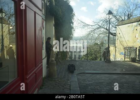 Il musicista di strada si esibisce su una strada panoramica a Parigi, pasakdek Foto Stock