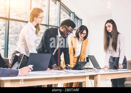 Il gruppo di società multietnica Diverse Busy business persone concetto Foto Stock