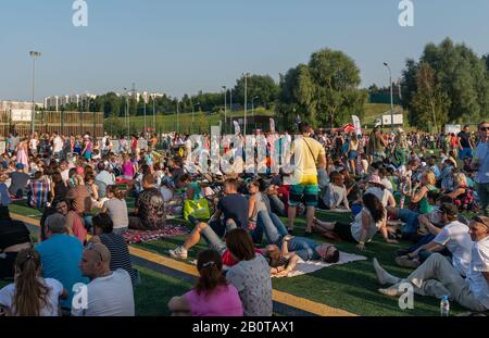 Mosca, Russia - Agosto 21, 2017: la gente si siede a erba su open-air concerto. Foto Stock