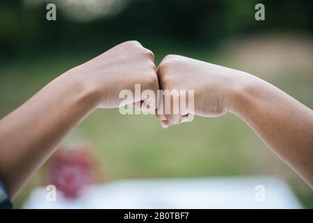 Studentessa ragazza dare Fist Bump successo per lo studio Foto Stock