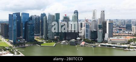 Vista panoramica della città di Singapore dalla terrazza panoramica Sands SkyPark Foto Stock