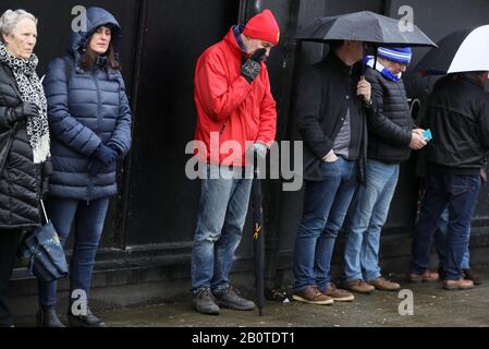 I lamenti ascoltano il servizio funerario dell'ex portiere del Manchester United e dell'Irlanda del Nord Harry Gregg, fuori dalla chiesa parrocchiale di San Patrizio, Coleraine. Foto Stock