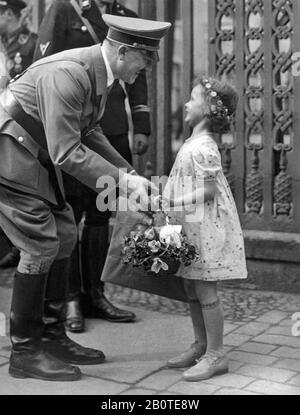 Adolf HITLER con la figlia di Goebbels Helga verso il 1938 Foto Stock