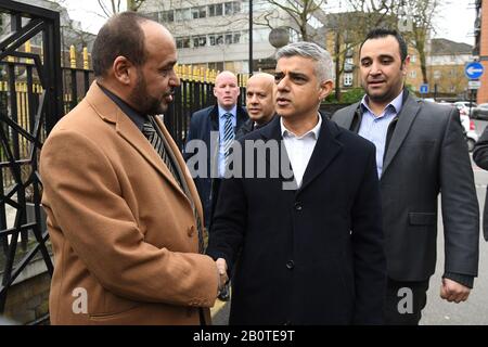 Il sindaco di Londra Sadiq Khan (centro) incontra il direttore della moschea, il dottor Ahmad al-Dubayan (a sinistra), presso la Moschea centrale di Londra, vicino al Regent's Park, a nord di Londra, dove un uomo è stato arrestato con il sospetto di tentato omicidio giovedì dopo che la polizia è stata chiamata a rapporti di un pugnale. Foto Stock