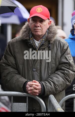 I lamenti ascoltano il servizio funerario dell'ex portiere del Manchester United e dell'Irlanda del Nord Harry Gregg, fuori dalla chiesa parrocchiale di San Patrizio, Coleraine. Foto Stock