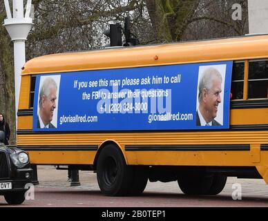 Un autobus scolastico di yellwo con un messaggio post-compleanno per il Duca di York, dall'avvocato americano Gloria Allred, che guida lungo il Mall verso Buckingham Palace, Londra. La sig.ra Allred, che rappresenta cinque delle vittime di Jeffrey Epstein, è stata critica nei confronti del duca per non aver parlato con l'FBI del suo ex amico Epstein. Foto Stock