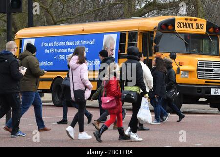 Un autobus scolastico di yellwo con un messaggio post-compleanno per il Duca di York, dall'avvocato americano Gloria Allred, che guida lungo il Mall verso Buckingham Palace, Londra. La sig.ra Allred, che rappresenta cinque delle vittime di Jeffrey Epstein, è stata critica nei confronti del duca per non aver parlato con l'FBI del suo ex amico Epstein. Foto Stock