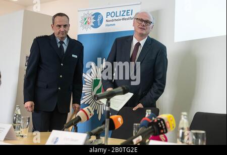 Hamm, Germania. 21st Feb, 2020. Erich Sievert, responsabile della polizia (r), accompagnato da Hendrik Heine, Portavoce della stampa, si presenta in una conferenza stampa presso la sede della polizia. Durante l'indagine di un sospetto terrorista nelle proprie file, la forza di polizia di Hamm ha attraversato altri due dipendenti con un orientamento possibilmente di destra. Credito: Bernd Thissen/Dpa/Alamy Live News Foto Stock
