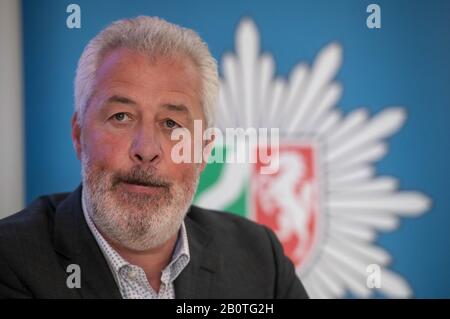Hamm, Germania. 21st Feb, 2020. Andreas Feike, capo del dipartimento di diritto delle armi, siede sul podio durante una conferenza stampa. Durante l'indagine di un sospetto terrorista nelle proprie file, la forza di polizia di Hamm ha attraversato altri due dipendenti con un orientamento possibilmente di destra. Credito: Bernd Thissen/Dpa/Alamy Live News Foto Stock