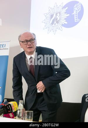 Hamm, Germania. 21st Feb, 2020. Erich Sievert, commissaria di polizia, si presenta a una conferenza stampa presso la sede della polizia. Durante l'indagine di un sospetto terrorista nelle proprie file, la forza di polizia di Hamm ha attraversato altri due dipendenti con un orientamento possibilmente di destra. Credito: Bernd Thissen/Dpa/Alamy Live News Foto Stock