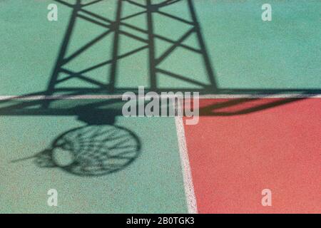 Ombra di cerchio di basket sullo sfondo colorato campo. Foto Stock