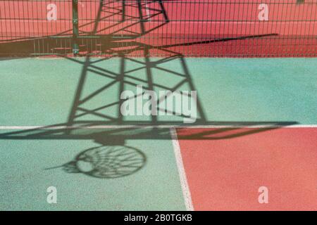 Ombra di cerchio di basket sullo sfondo colorato campo. Foto Stock