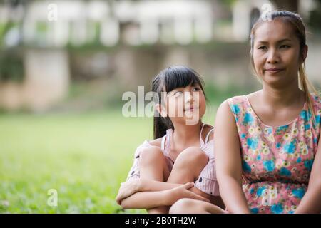 Figlia che guarda la madre dopo la sua arrabbiata Foto Stock