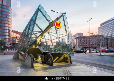 Ingresso alla stazione della metropolitana Rondo ONZ in via Świętokrzyska, Varsavia, Polonia. Foto Stock