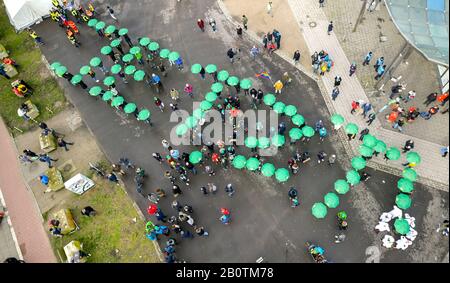 Amburgo, Germania. 21st Feb, 2020. I partecipanti alla manifestazione sul clima del venerdì Per Il Futuro hanno messo a punto ombrelloni che formano la parola "ora". Gli attivisti chiedono una protesta prima delle elezioni di Amburgo. Credito: Axel Heimken/Dpa/Alamy Live News Foto Stock