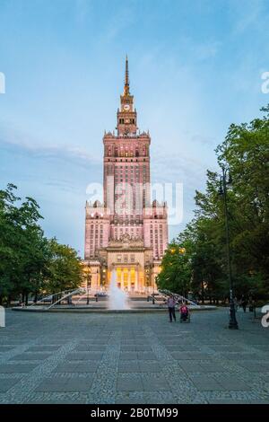 Illuminato di notte, il Palazzo della Cultura e della Scienza (1955) è un grattacielo progettato dall'Unione Sovietica nel centro di Varsavia, Polonia. Foto Stock