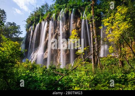 Diverse cascate di uno dei luoghi più sorprendenti del mondo ai laghi di Plitvice, Croazia. Un pezzo di natura veramente vergine e meravigliosa. Foto Stock