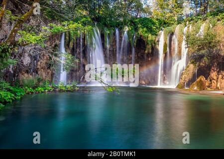 Diverse cascate di uno dei luoghi più sorprendenti del mondo ai laghi di Plitvice, Croazia. Un pezzo di natura veramente vergine e meravigliosa. Foto Stock