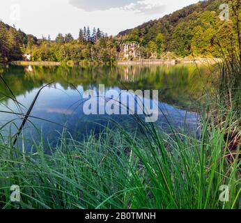 Diverse cascate di uno dei luoghi più sorprendenti del mondo ai laghi di Plitvice, Croazia. Un pezzo di natura veramente vergine e meravigliosa. Foto Stock