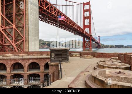 American Pride Golden Gate Bridge e Fort-Point Roof Top. Foto Stock