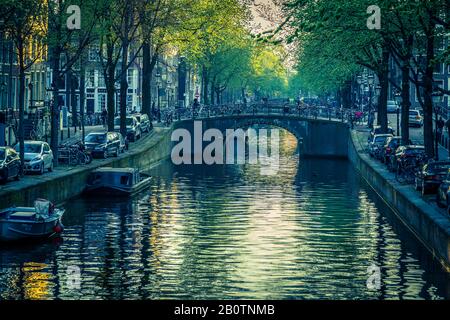 Amsterdam è unica e affascinante. Una città audace e misteriosa piena di romanticismo. Una sontuosa opulenza riflessiva vi attende con serietà. Foto Stock