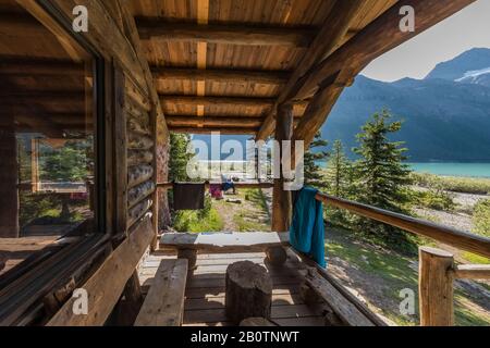 Bella vista dal portico anteriore di Harraves Shelter in Mount Robson Provincial Park, British Columbia, Canada Foto Stock