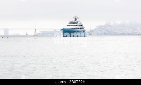 Super-Yacht ormeggiato nella Baia di San Francisco nel mezzo di una tipica atmosfera nebbiosa estate. Foto Stock