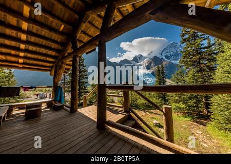 Bella vista del Monte Robson dal portico anteriore di Harraves Shelter nel Parco Provinciale di Mount Robson, British Columbia, Canada Foto Stock