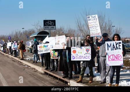 Colorado Springs, Stati Uniti. 20th Feb, 2020. I manifestanti con segnali esterni a Trump Tengono l'America Great rally alla Broadmoor World Arena di Colorado Springs, Colorado. Credito: Il Photo Access/Alamy Live News Foto Stock