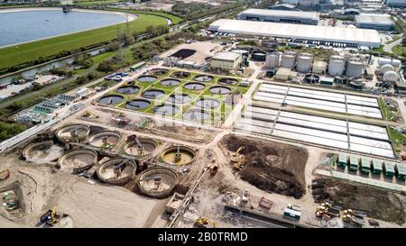 Liquame Farm: Vista aerea di un impianto di trattamento delle acque reflue, o liquame farm, e dintorni di proprietà industriale nel Nord di Londra. Foto Stock