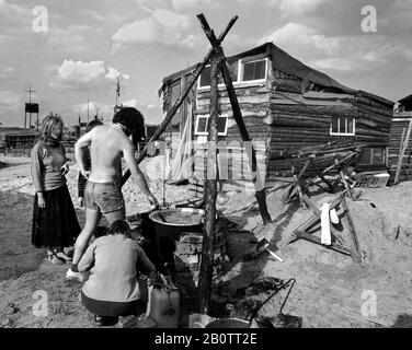 31 maggio 1980, bassa Sassonia, Gorleben: Villaggio occupante a Gorleben, la cosiddetta Repubblica del Wendland libero. I manifestanti hanno occupato la zona a Gorleben e vi vivono. Lo stoccaggio definitivo dei residui nucleari altamente radioattivi deve essere costruito in questa sede. Data esatta di ammissione non nota. Foto: Paul Glaser/dpa-Zentralbild/ZB Foto Stock