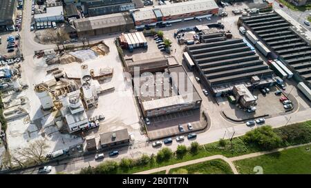 Proprietà Industriale. Drone aereo ad alto angolo fotografia di una proprietà industriale nel Nord Londra con fabbriche, magazzini e cemento in vista. Foto Stock