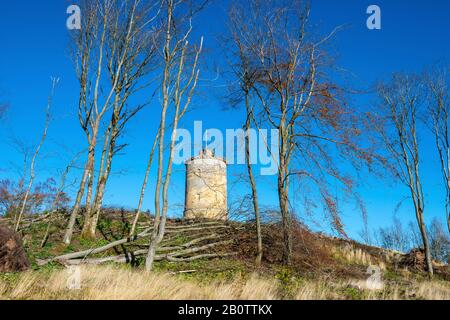 Torre della Legge del Cavaliere (o Torre della Bandiera), torre di pietra rotonda del 18th secolo e colombaia, Penicuik Estate, Midlothian, Scozia, Regno Unito Foto Stock